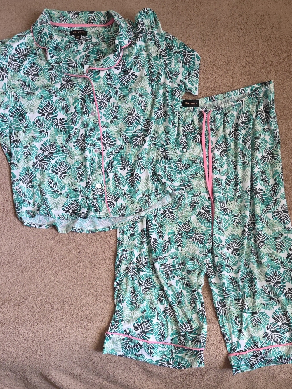 Women's Tropical Leaf Short Sleeve Pajama Capris Set with Pink Trim-Size XXL